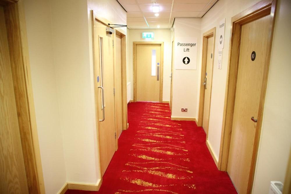 Cambridge Hotel Huddersfield Exteriör bild