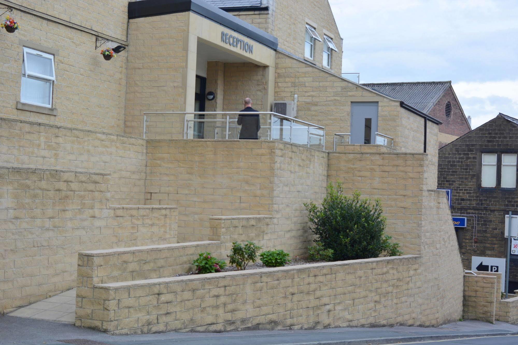 Cambridge Hotel Huddersfield Exteriör bild
