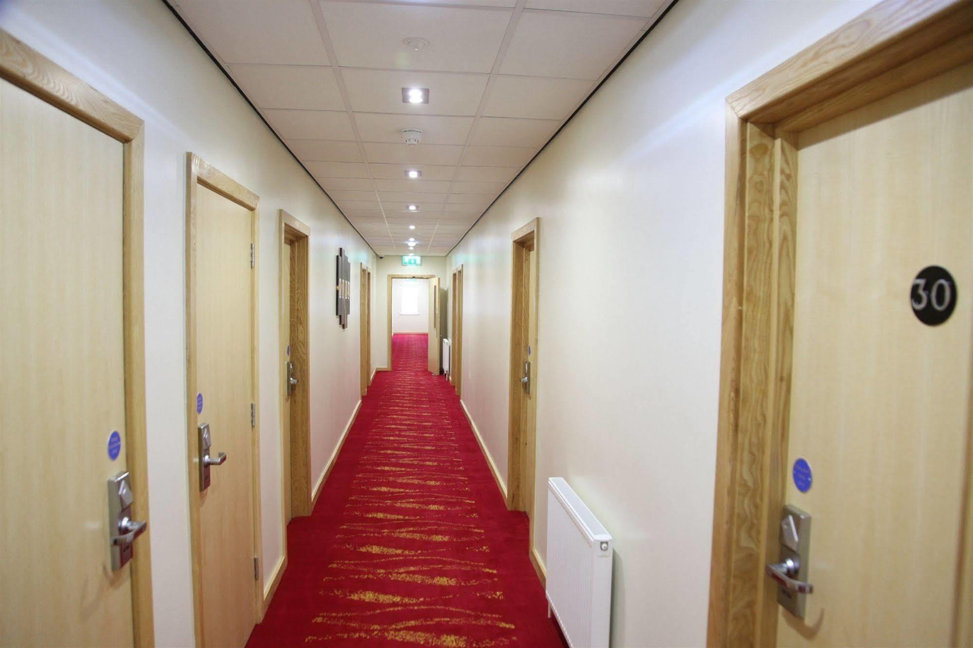 Cambridge Hotel Huddersfield Exteriör bild